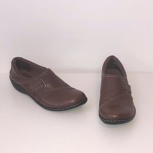 CLARKS Brown Heeled Slip On Shoes ((size 7 1/2M))